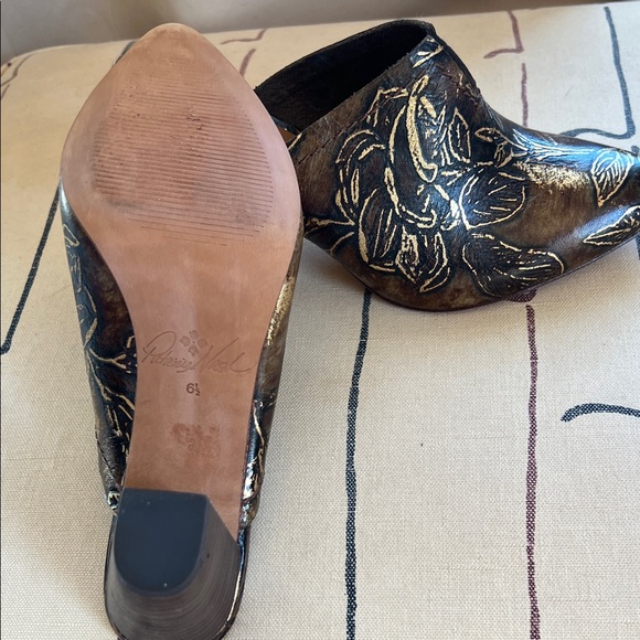 Patricia Nash Black and Gold Women's Shoes - Picture 3 of 5